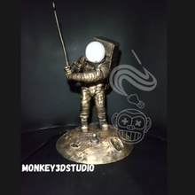 astronauta jugando golf velador 3d impresión modelo in decoración 3dexport lampara luz cómodo nasa luna juego atención adorno escultura 3d print model - Mito3D