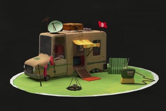 campeggio macchina stilizzato cartone animato esterno lowpoly gioco arredamento sedia tv bandiera parabola valigia scala porta Abiti concetto 3d print model - Mito3D