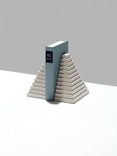 pirámide libro estante soporte decoración 3d print model - Mito3D