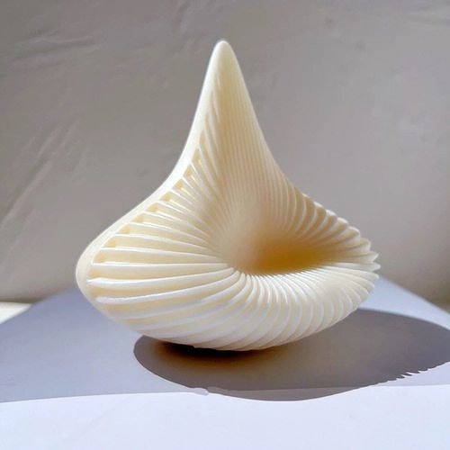 geométrico rayas remolino espiral flexible vela stl gratis decoración hogar casa molde resina pirámide silicona 3D print model - Mito3D