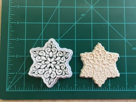 intricate snowflake cookie cutter biscuit christmas winter snow gingerbread holiday first model july house kitchen dining man ginny 3d print model - Mito3D