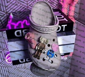 kaws jibbitz cazibe Arkadaş Yazdır hipebeast Sanat medicom oyuncak anime timsah buton takılar anahtarlık hediye iç aksesuarlar ayakkabı koleksiyon ayı tuğlası karikatür dekorasyon toplu iğne moda 3d print model - Mito3D
