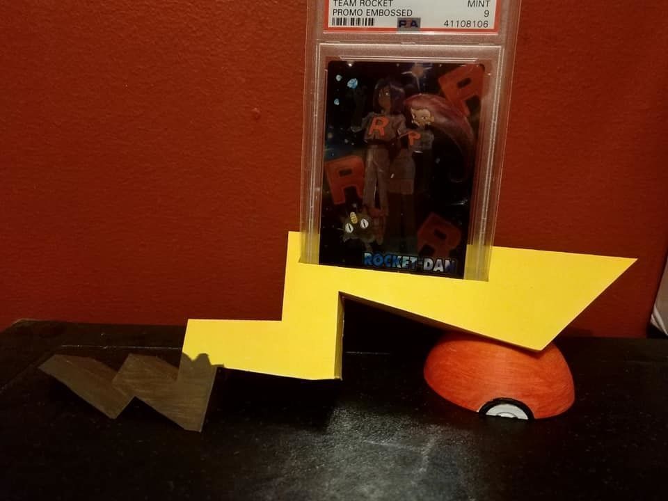 pokémon pikachu schwanz psa anzeige stand karte benotet spiele spielzeuge 3D print model - Mito3D