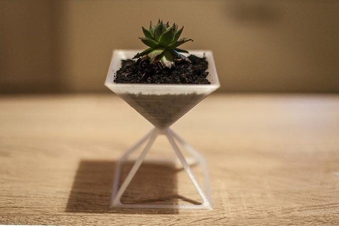 pyramide fleur pot bureau minimaliste plante blanc bijoux imprimable lis or lys Royal art mathématique 3d print model - Mito3D