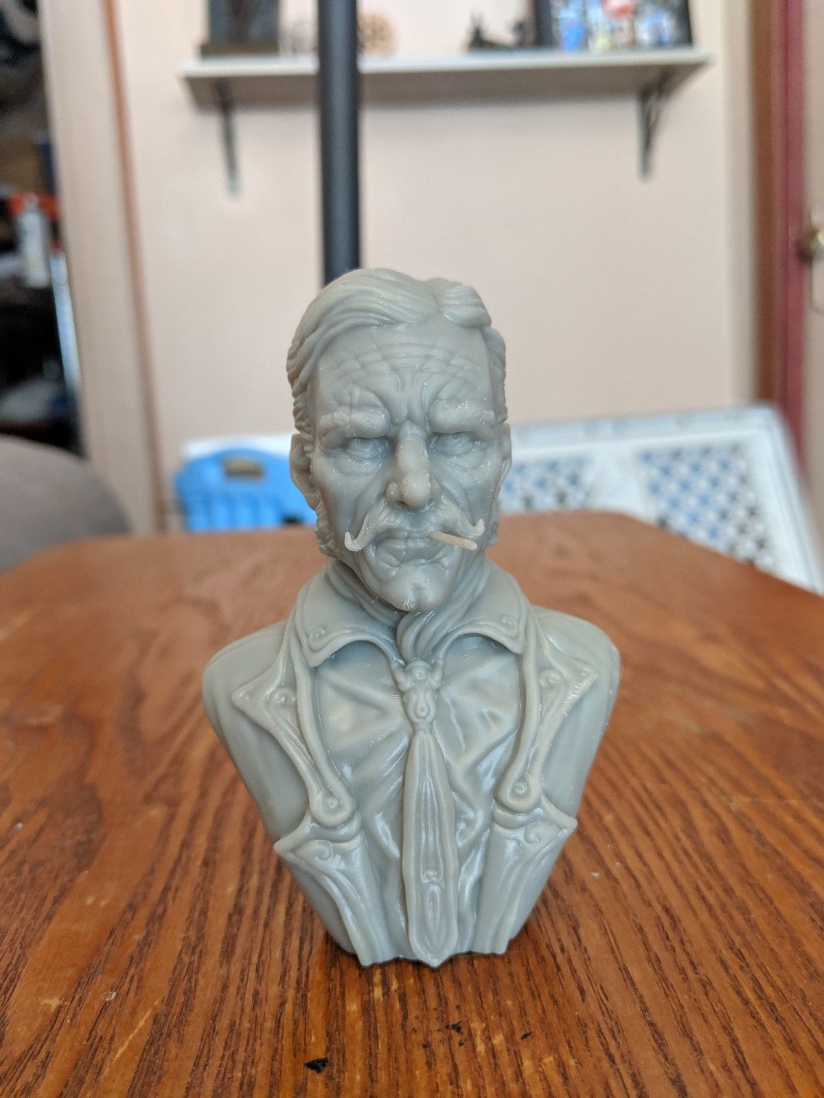 fumador busto of antiguo hombre on mesa masculino estilizado deshonrado juego ciencia ficción fantasía arte esculturas 3D print model - Mito3D