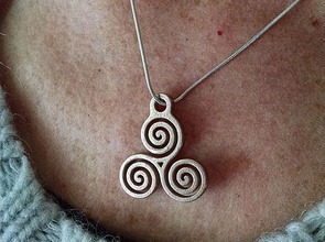 triskelion pendente 05 triskele spirale celtico celt irlandesi mistico triplicare alchimia arcano sacro geometria sacra gioielleria ciondoli geometrico forma 3d print model - Mito3D