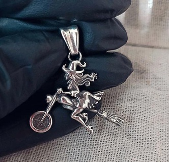 cadı kolye motor süpürge mücevher takı madalyon süspansiyon baş kafalar gümüş yazdırılabilir kız kızlar moto bisikletçi korku kabak sterlin 3d print model - Mito3D