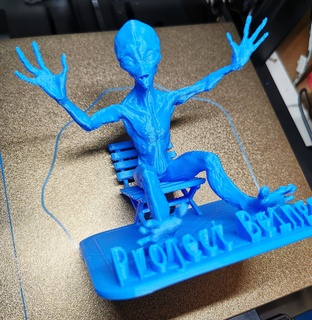 'being' phone stand - mini alien holding Gadgets & Electronics 3d print model - Mito3D