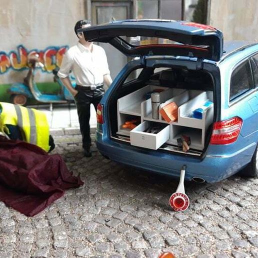 1 18 minichamps mercedes klasse t modell kofferraum ausbau polizia architettura diorama attraversare modellbau espansione 3D print model - Mito3D