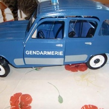 1 18th polícia pacote gendarmerie renault 4l 3d print model - Mito3D