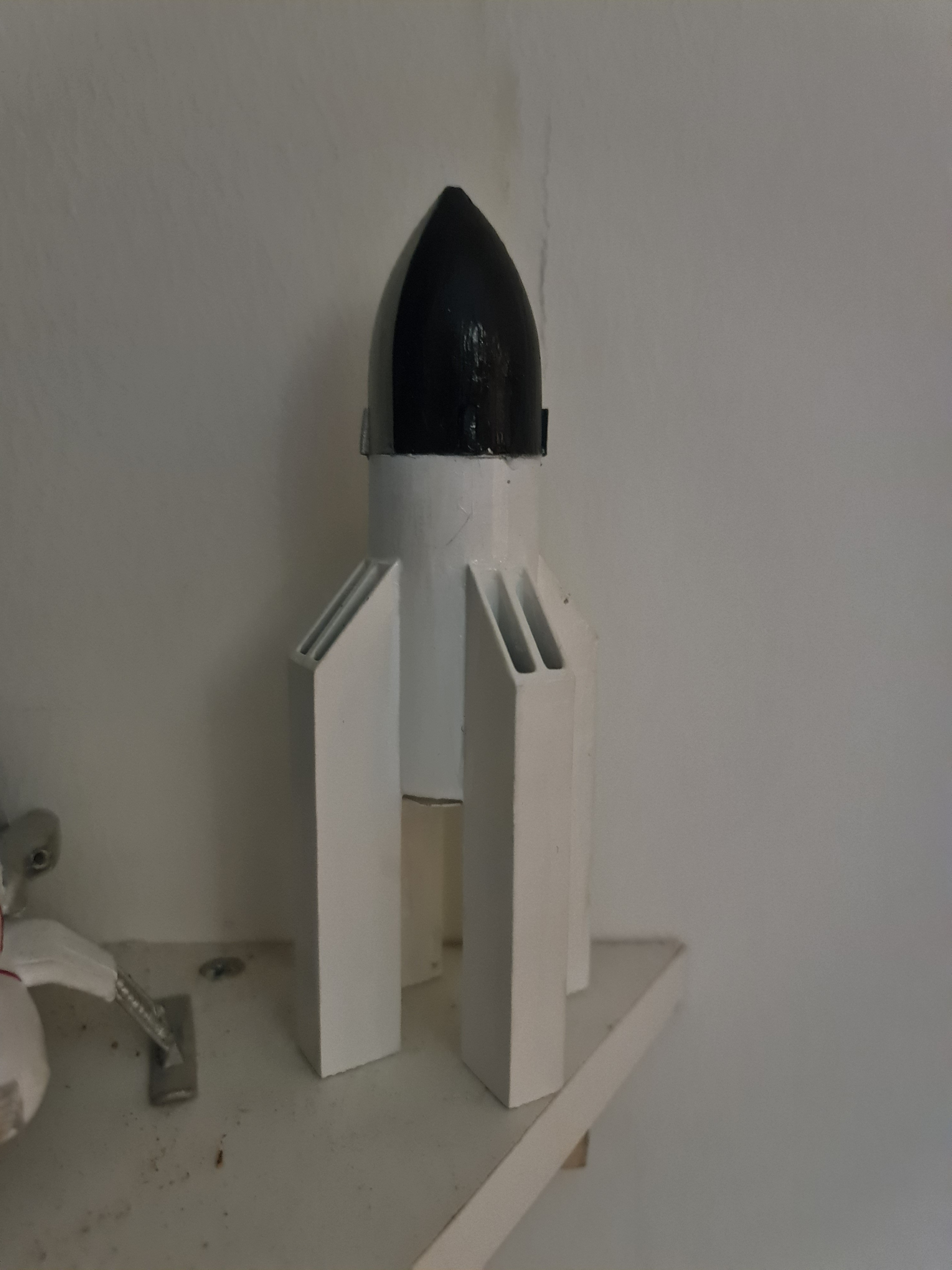 3d printable modelo of icónico luna cohete frau im boca astronave espacial 1920s película ciencia ficción mujer on 3D print model - Mito3D