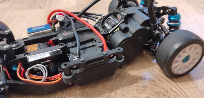 accumulateur petit monter tamiya m08 mettre jour batteries fixation rc chassis 3d print model - Mito3D