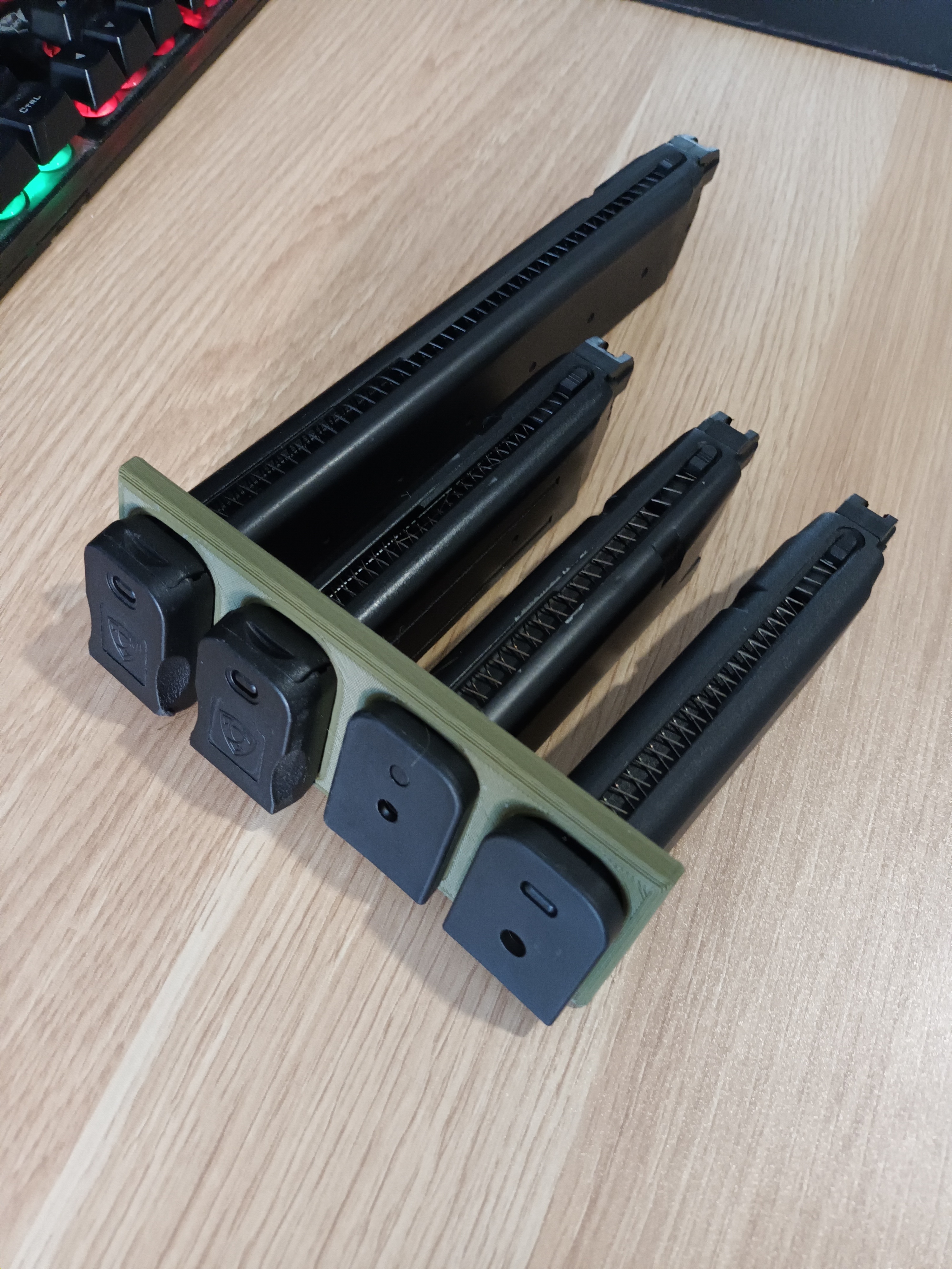 airsoft glock mag parede monte suporte revista prateleira exibição 3D print model - Mito3D