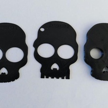Amerikalı yumruk kafatası çapraz kemikler Anahtarlık set gadget knuckles anahtar halkası kafa savunma silah 3d print model - Mito3D