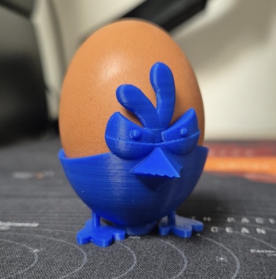 enojado pájaro huevo taza azul hogar casa olla regalo 3d huevera pajarito comedor plato recuerdo tazas huevos ollas 3d print model - Mito3D