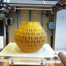 un autre tordu vase la maison 3d fablab le de maastricht d'impression l'imprimante ultimaker décor 3d print model - Mito3D