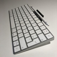 Mela tastiera In piedi piede booster posto sedere Magia supporto penna titolare matita 3d print model - Mito3D