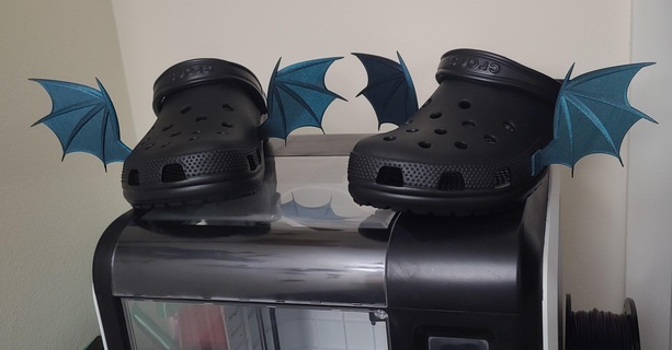 bastão asas crocs asa Bruxas print in place moda sapatos cosplay 3d print model - Mito3D