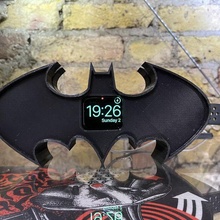 Batman Apfel sehen Nacht Ladegerät Stand Gadget aufladen Nachttisch Bett 3d print model - Mito3D