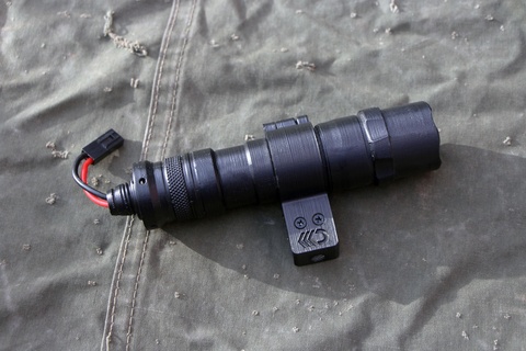 batería caja táctico Linterna airsoft smg rifle asalto bateria carril picatinny 3d print model - Mito3D