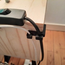 chevet table câble guider soutien portable chargeur maintient passer 3d print model - Mito3D