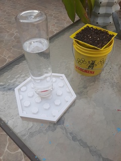 abelha água alimentador pássaros exa garrafa bebendo fonte exagon hexagonal fácil impressão 3d print model - Mito3D