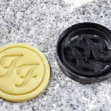 mordendo os cookies do foo fighters a casa o corte cortadores rock 3d print model - Mito3D