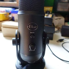 blue yeti perfil baixo suporte a casa office titular mikrofon de microfone montagem micro halterung halter 3d print model - Mito3D