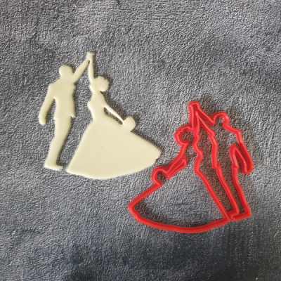 mariée jeune marié dansant biscuit coupeur mariage gâteau amoureux silhouette portant mains embrasser fondant 3d print model - Mito3D