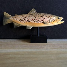 braun Forelle Optional Sockel Kunst Fliege Angeln Fisch Statue draußen Trophäe stl 3d print model - Mito3D