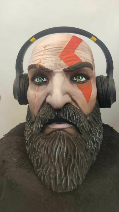 cabeza kratos dios of guerra soporte paraca auriculares gow dios stan 3d print model - Mito3D