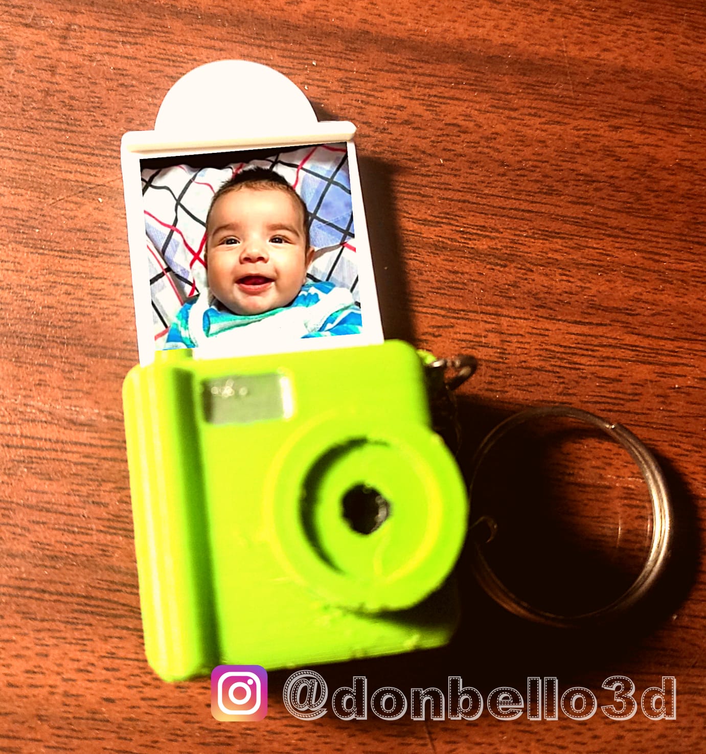 caméra portrait titulaire soutien came souvenir polaroïd porte clés 3D print model - Mito3D