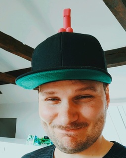 kapaklar emoji karnaval hediye Aptal davranış etiketi erkekler şapka komik orta parmak Köpekbalığı kalın Pikaçu soru 3d print model - Mito3D