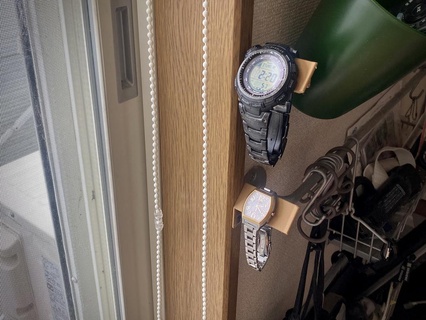 cargando soporte fijo ventana cuadro solar powered reloj pulsera estante organización 3d print model - Mito3D
