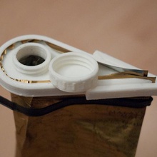borsa di caffè del coperchio casa con tappo a vite cucina pioli clip 3d print model - Mito3D