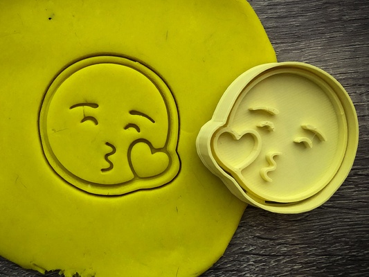 biscoito cortador emoji beijo assar carimbo cozinha amar amor namorados 3d print model - Mito3D