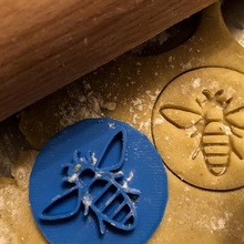cookie stamp + cutter - bee bake kitchen 3d print model - Mito3D
