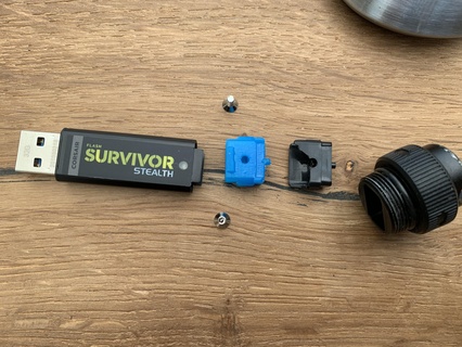 corsaro USB sopravvissuto risparmiatore riparazione vita verde 3d print model - Mito3D