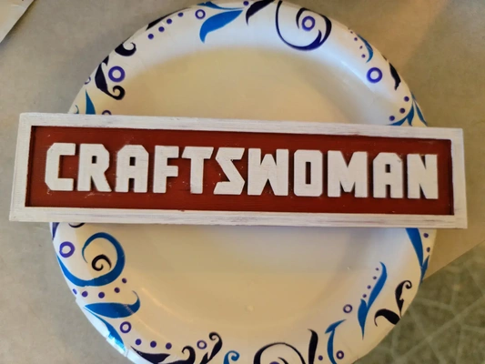 crastwoman plaque art femme boîte outils artisan artisane 3d print model - Mito3D