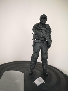 crs Polizei lbd randalieren Gendarmerie Klatsche Gendarm Polizisten Handy Mobiltelefon Figur CSI Unternehmen 3d print model - Mito3D