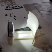 curved photo holder spotlight gadget 3d print model - Mito3D