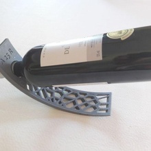 curvo vino bottiglia titolare supporto 3d print model - Mito3D