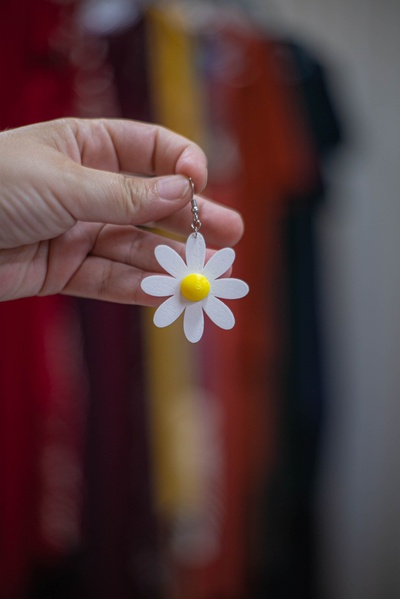 margherita orecchino pendente portachiavi fiore gioielleria 3d print model - Mito3D
