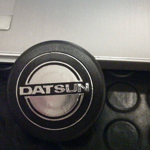 Datsun direção roda distintivo carro emblema clássico automotivo 3D print model - Mito3D