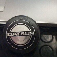 Datsun direção roda distintivo carro emblema clássico automotivo 3d print model - Mito3D