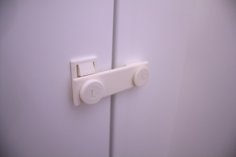 porte enfant fermer clé sécurité dispositif loquet cabinet 3d print model - Mito3D