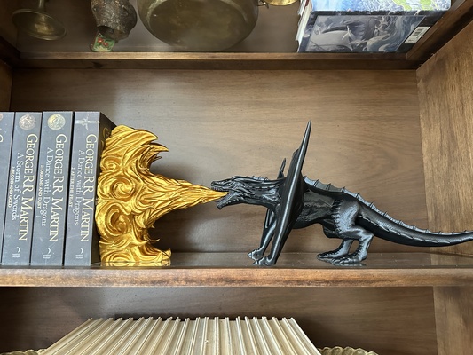 drachen atem buchstütze zuhause haus buch winkel fahrer craftykid3d bücherregal dekor spiel of throne kopf feuer treib 3d print model - Mito3D