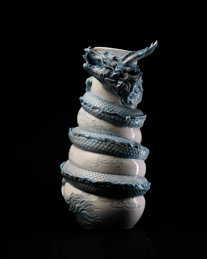 dragon enveloppé vase 3D print model - Mito3D