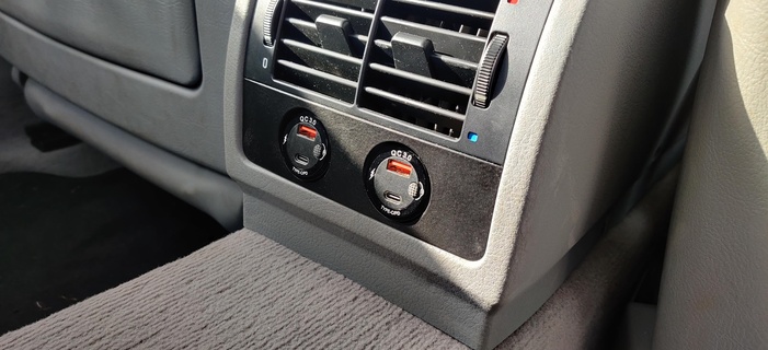 e39 USB şarj cihazı arka merkez konsol BMW araba 5 dizi Aksesuarlar Fincan Kulp destek Liman 3d print model - Mito3D