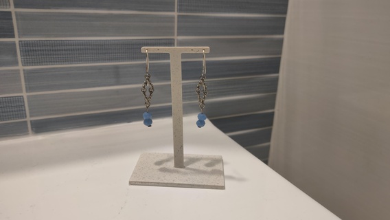 orecchino Schermo In piedi espositore in sospeso 3d print model - Mito3D